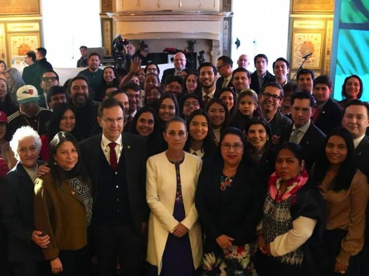 Sheinbaum se reúne con mexicanos en Washington