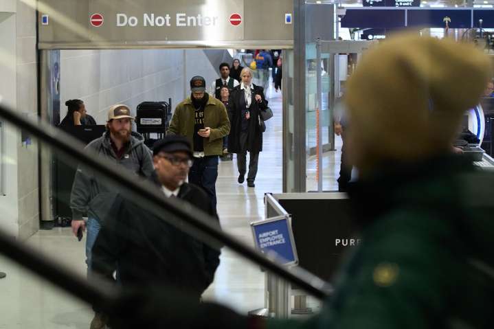 Record 122.4M Americans expected to travel for 2025 holiday season, AAA says