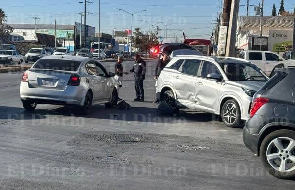 Fuerte choque en la Tecnológico deja daños materiales