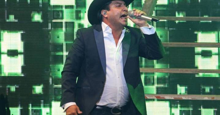 Julión Álvarez detiene concierto y regaña a fans por lanzarle celulares