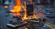 ¡El teléfono que resistió las llamas! Bombera recupera su smartphone intacto tras incendio
