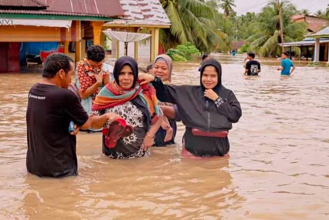 Más de 700 muertos y 500 desaparecidos por catastróficas inundaciones en indonesia