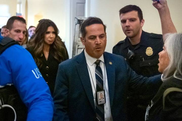 Kristi Noem abandonó audiencia en Congreso por supuesta reunión de FEMA tras cuestionamientos sobre ICE