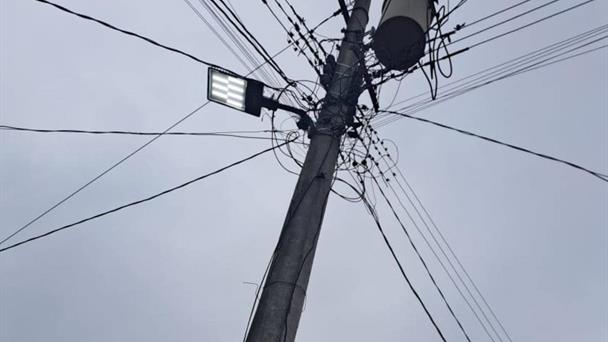 Quedan en puras varillas los postes de concreto