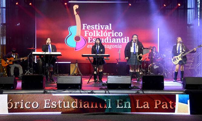 Conjuntos de la Escuela Hernando de Magallanes y Liceo Politécnico triunfaron en el Festival Estudiantil