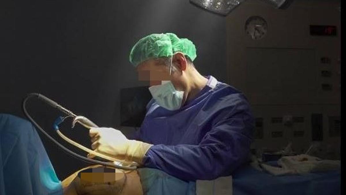 Investigan si hay más víctimas del cirujano detenido por violar a una paciente anestesiada en Murcia