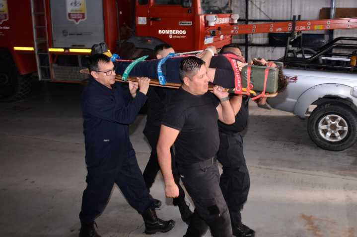 Entre incendios, rescates y prevención: así es el día a día de los bomberos santacruceños