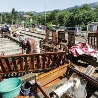 Sri Lanka issues landslide warnings as cyclone toll hits 627