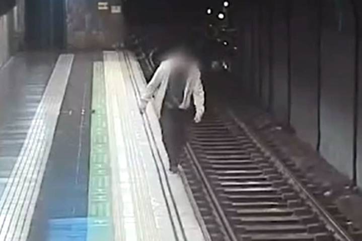 Impactante. Un hombre cayó a las vías del subte de Barcelona y fue salvado por una agente fuera de servicio