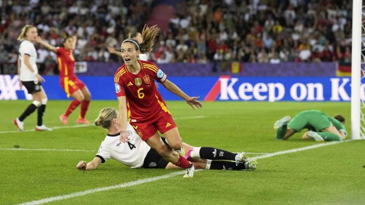 Aitana Bonmatí, operada hoy del peroné, estará cinco meses de baja