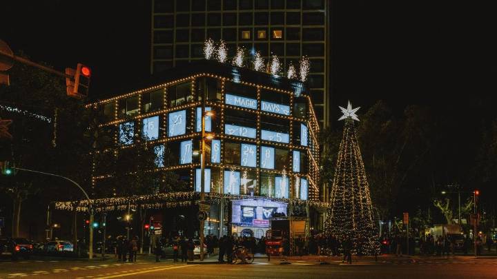 La Casa Seat se convierte en el calendario de Adviento más grande de Barcelona