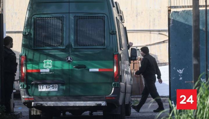 Gendarmería abre investigación por hallazgo de dos coronas de flores en el acceso de ex Penitenciaría