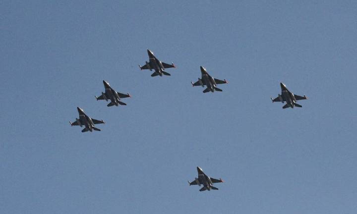 La presentación de los F-16: seis aviones de combate hicieron su viaje inaugural y sobrevolaron la Ciudad de Buenos Aires