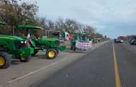 Realizan plantón productores del campo y nogaleros en la 57