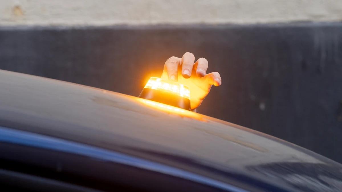 El director de la DGT habla sobre la baliza V-16: "Los triángulos han cumplido 26 años, pero..."