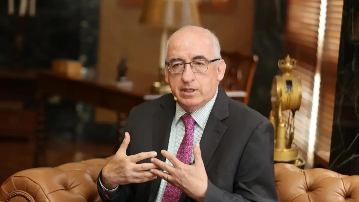 Si el salario mínimo sube más de 10%, como sugiere el Gobierno Petro, reducir la inflación será “más difícil y costoso”: gerente de BanRep