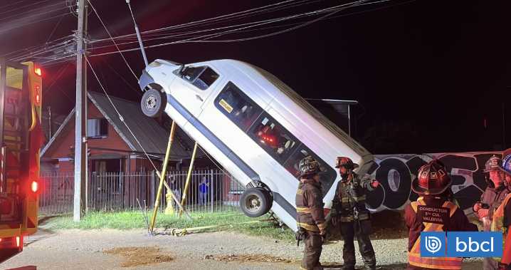 Furgón escolar queda "colgando" de poste del tendido eléctrico tras accidente en Valdivia