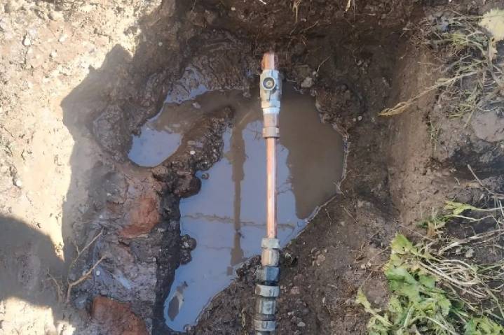 Reparan fuga de agua que causó inundaciones en la Partido Romero