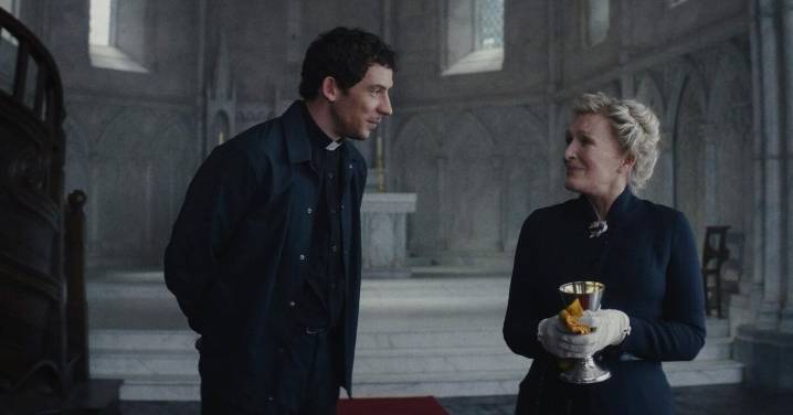 La más “british” de las tres entregas de ‘Puñales por la espalda’