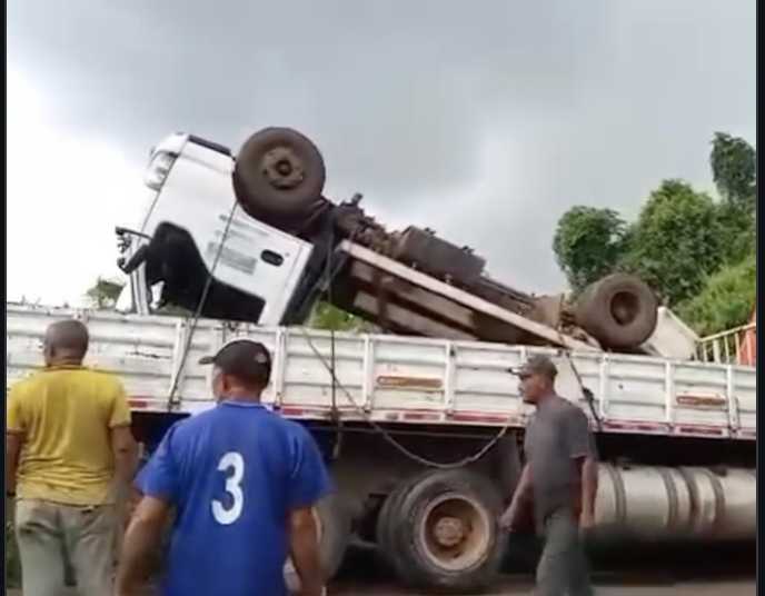 Agricultores sufren accidente en puente deteriorado de Pozo Verde