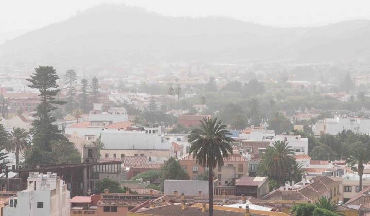 La Aemet avisa a Canarias: calima y olas de hasta cinco metros este domingo