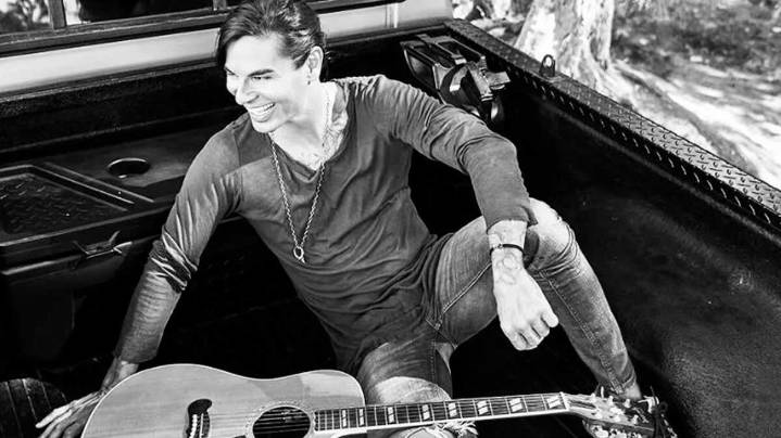 Julio Iglesias Jr cantará los grandes éxitos de su padre en Zaragoza: así es la "Julio Iglesias World Experience"