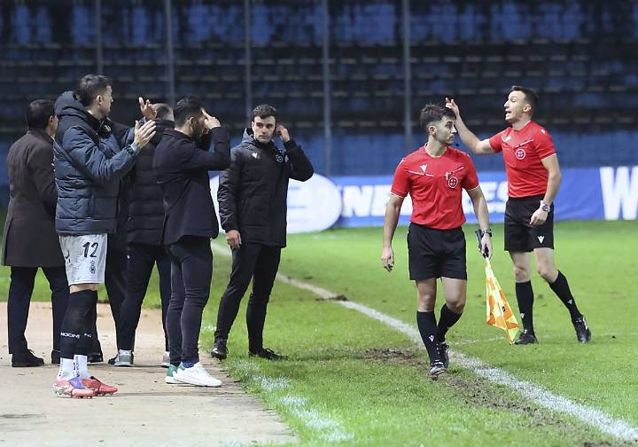La polémica arbitral tapa al mejor Real Avilés