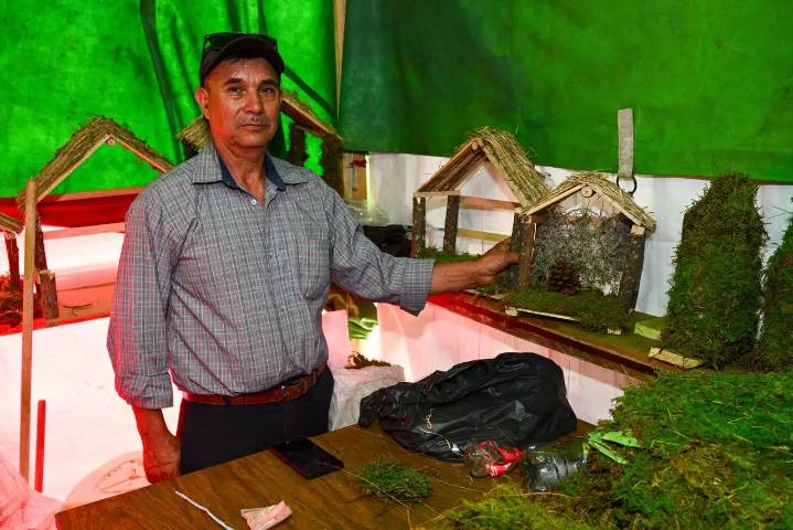 PERSONAJE | Rogelio, una vida compartida creando arbolitos y portales navideños