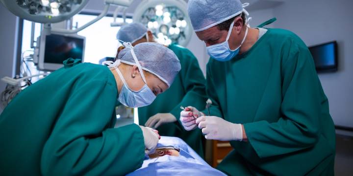 Vacíos en el control a cirugías estéticas reavivan alerta por falsos especialistas en Colombia