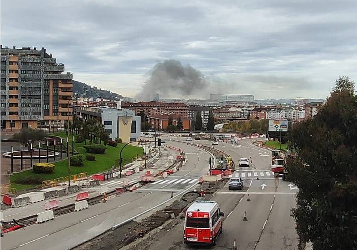 Despliegue en Oviedo tras un incendio en un edificio: una mujer y su bebé, afectados por el humo
