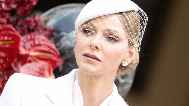 Charlene de Mónaco inaugura la Villa de Noël con el conjunto invernal que querrás llevar a la oficina en diciembre