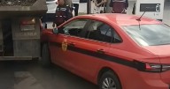 [URGENTE] Fuerte choque entre un taxi y un camión en avenida Tavella
