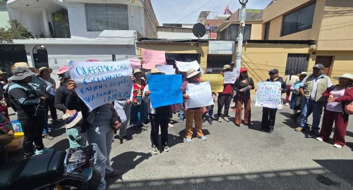 Arequipa: Padres del colegio Virgen del Carmen exigen retiro de docente por presunto maltrato (VIDEO)