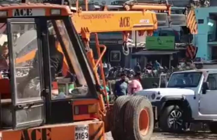 Mahindra Thar Submerged in Pune Canal, Pulled Out by Crane; City Grapples with Rising Road Accidents