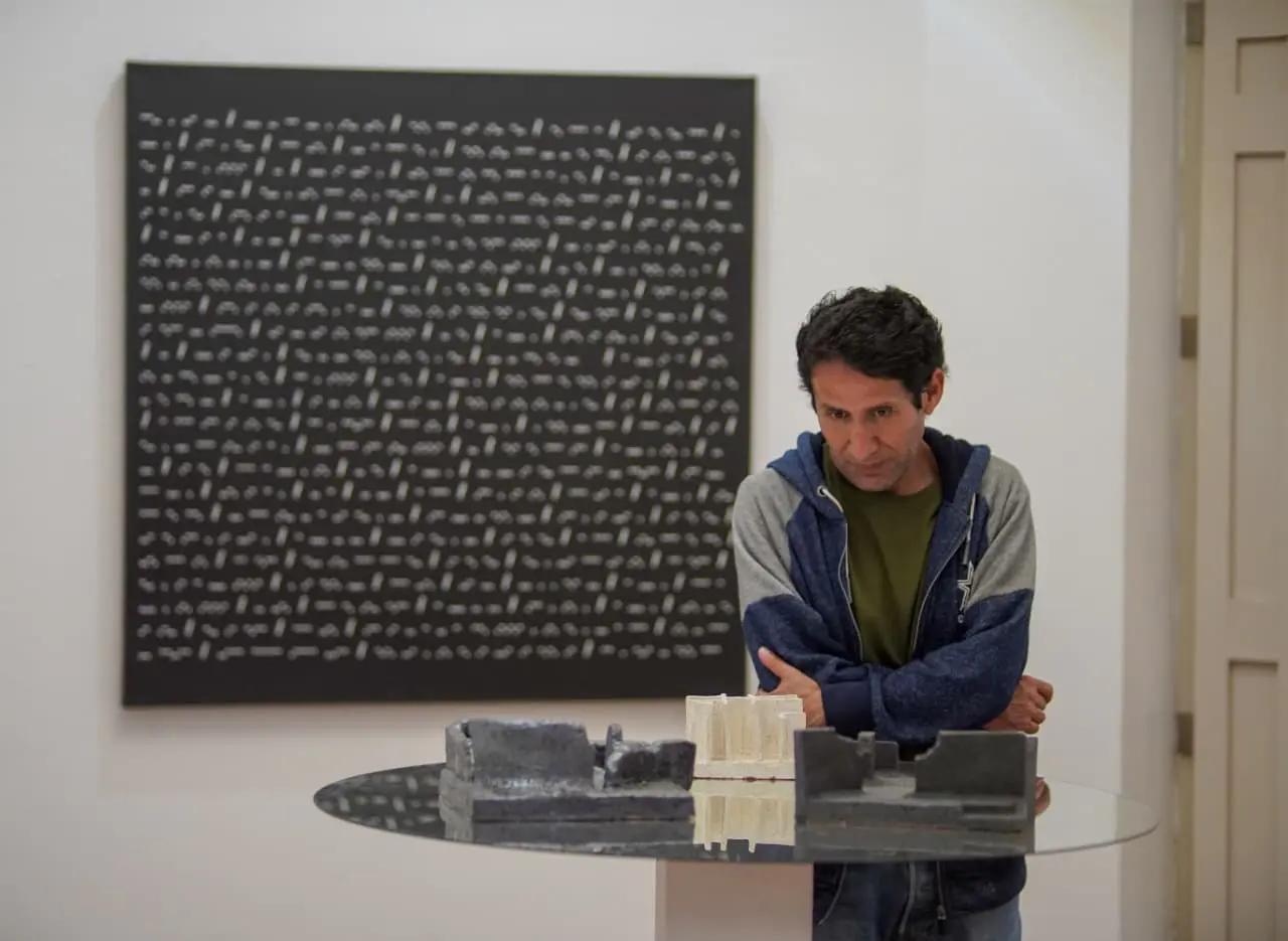 Retrospección 2000-2025, en el MACAZ, reúne alrededor de 40 piezas del artista Ernesto Ríos