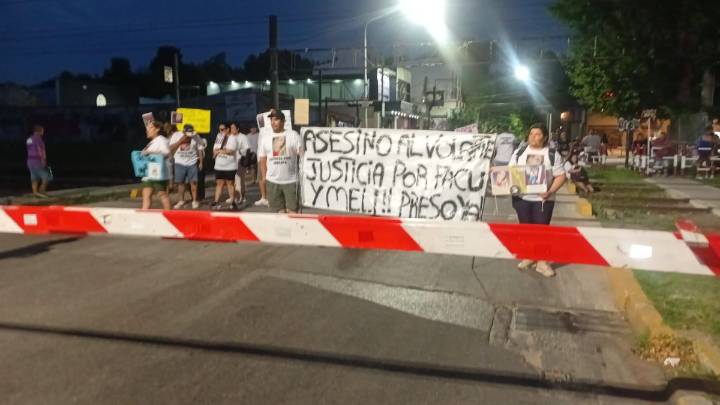 Monte Grande: familiares de dos jóvenes fallecidos en un accidente cortaron las vías y reclaman a la Justicia