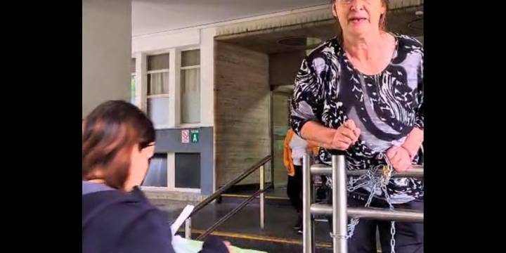 VIDEO - Una mujer se encadena en el Hospital Churruca (hospital policial) y denuncia abandono crítico en la atención de su esposo