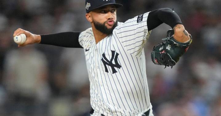 Mets acuerdan contrato con el relevista agente libre Devin Williams, según fuente de AP