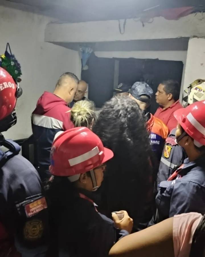 EN FOTOS: Colapsó una vivienda de tres pisos en La Pastora, hubo un muerto y tres heridos