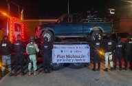 Autoridades capturan a 10 con armas, droga y municiones en Michoacán
