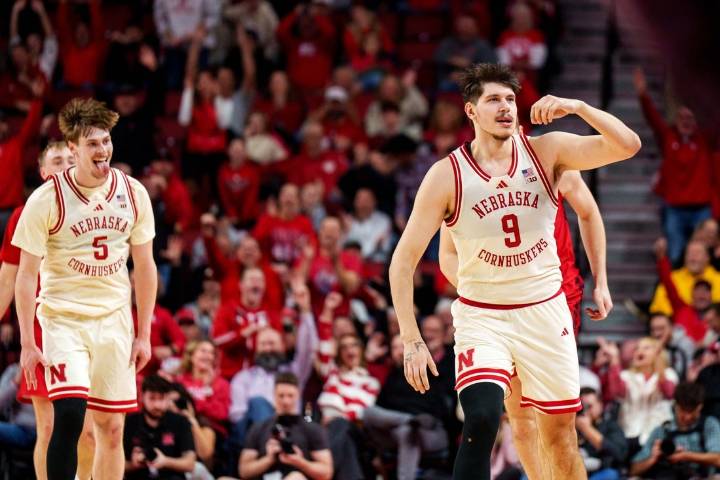 Deadspin | Top 25 roundup: No. 23 Nebraska wallops Wisconsin for 14th straight win