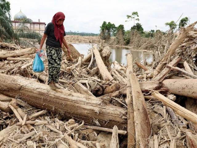 Over 900 dead in Indonesia as residents trek through debris for aid