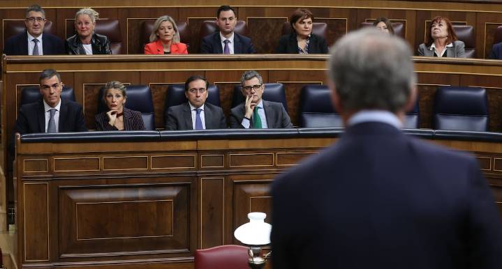 El PSOE le saca nueve puntos al PP pese a los casos de corrupción y la entrada en prisión de Ábalos y Koldo, según el CIS