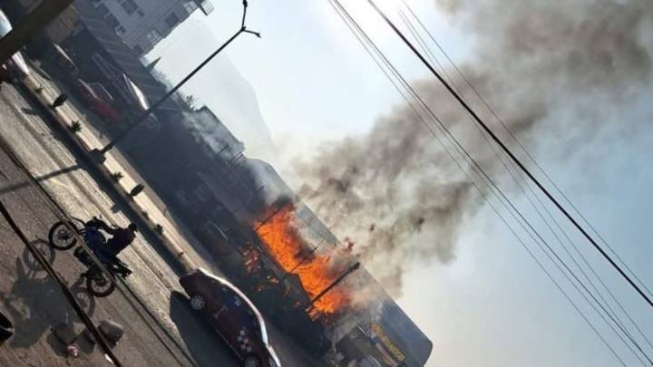 Llantera se incendia en la carretera Toluca-Naucalpan HOY 5 de diciembre; autoridades trabajan en la zona