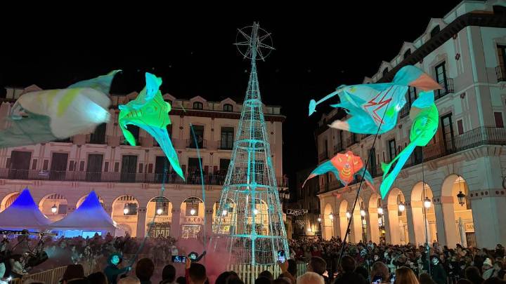 Criaturas voladoras y un estallido de luz: el encendido de la Navidad en Huesca causa sorpresa