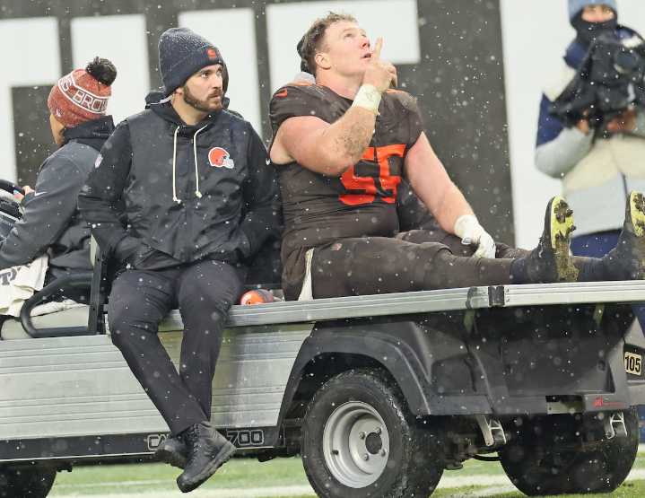 Browns center Ethan Pocic and a running back placed on injured reserve for the season; other roster moves