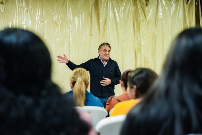 Ruiz Uribe dialoga con vecinos de Loma Linda para fortalecer la 4T