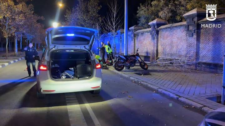 Muere un motorista tras chocar contra un árbol en Madrid