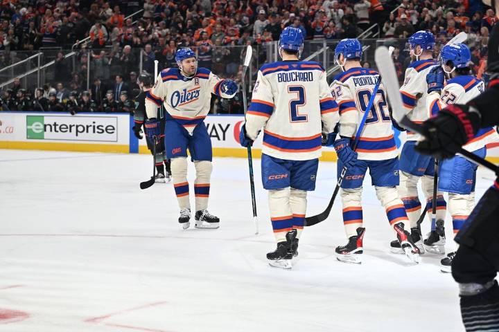 Deadspin | Connor McDavid logs hat trick in Oilers' rout of Kraken