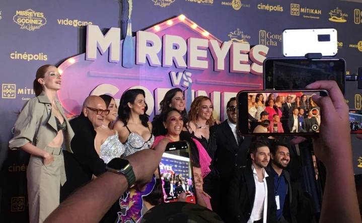 Brilla la alfombra roja de “Mirreyes vs Godínez”: Un especial de Navidad